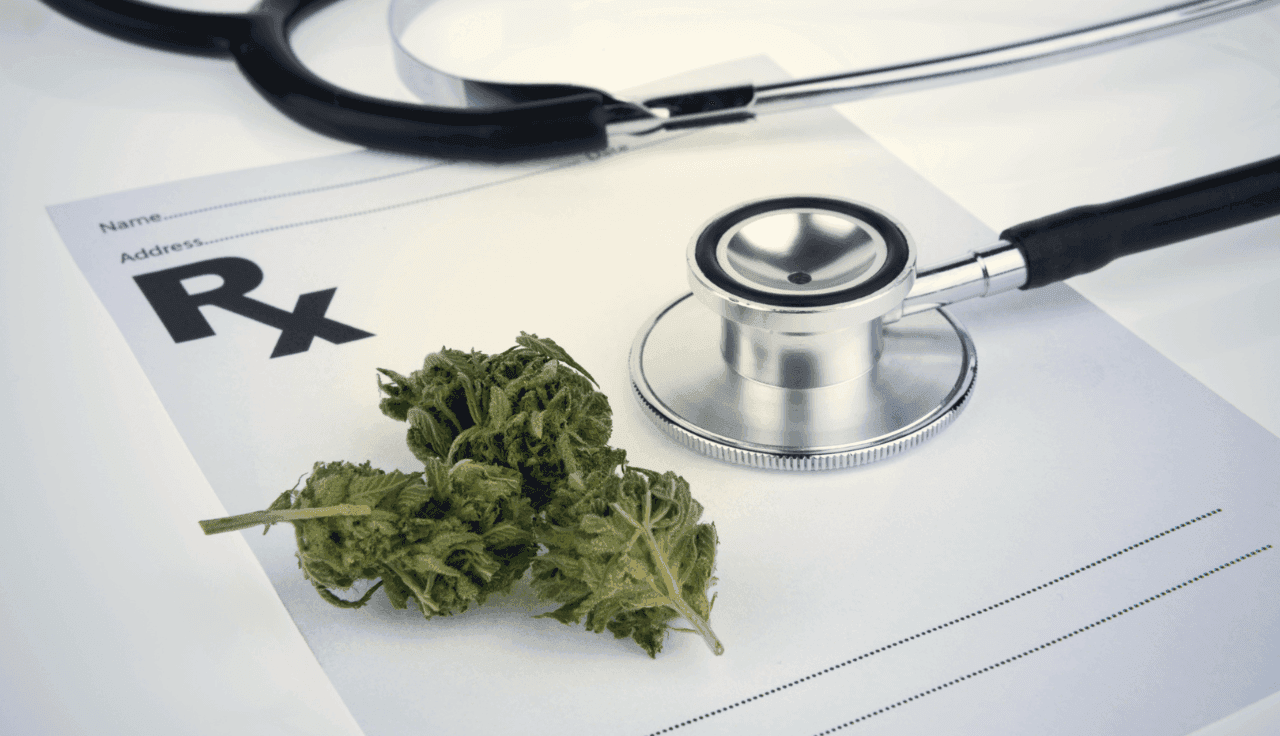 Cannabis-Blüten und ein Stethoskop